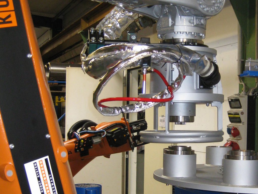 Robotergreifer zum Handeln von Verschlussringen an Schleudergussanlagen. Heißteilgreifer / Sondergreifer zum Greifen von heißen Bauteilen mit Robotern.