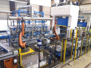 Automatisierung einer Eitel Presse in der Kaltumformung mit KUKA Robotern Automation of an Eitel press in cold forming with KUKA robots