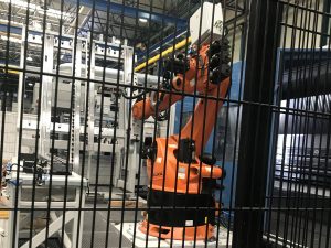 Automatisiertes Bestücken von Werkzeugmaschinen, hier Räummaschine, mit Werkzeugkassetten Roboter, Roboterzelle, Roboter, Roboteranlage,