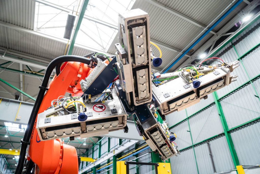 Roboterzelle, Roboter, Roboteranlage, Mit KUKA Robotern automatisiertes Coilhandling