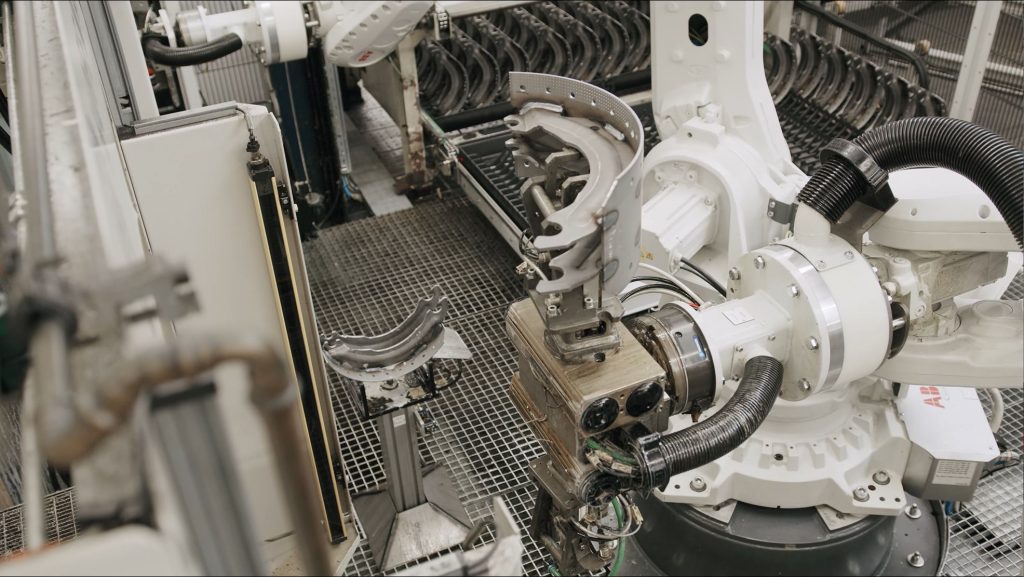 ABB Roboterzelle zur Maschinenbeladung und Maschinenentladung ABB robot cell for machine loading and unloading