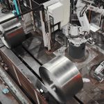 Automatisiertes Schweißen und Signieren von Coilaugen – mit einer ABB-Roboterzelle von momac Robotics. Die kompakte, kamerageführte Widerstandsschweißtechnik setzt präzise Schweißpunkte selbst bei einragender Coilschleppe und verhindert zuverlässig das Aufziehen der Coilenden bei „eye to sky“-Handhabung. Gleichzeitig markiert das System die Coils dauerhaft mit hitzebeständiger Farbe und prüft jede Signatur automatisch. Automated welding and marking of coil eyes – using an ABB robot cell from momac Robotics. The compact, camera-guided resistance welding system applies precise weld spots even when a trailing strip protrudes into the coil eye and reliably prevents coil ends from lifting during eye-to-sky handling. At the