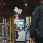 Automatisiertes Schweißen und Signieren von Coilaugen – mit einer ABB-Roboterzelle von momac Robotics. Die kompakte, kamerageführte Widerstandsschweißtechnik setzt präzise Schweißpunkte selbst bei einragender Coilschleppe und verhindert zuverlässig das Aufziehen der Coilenden bei „eye to sky“-Handhabung. Gleichzeitig markiert das System die Coils dauerhaft mit hitzebeständiger Farbe und prüft jede Signatur automatisch. Automated welding and marking of coil eyes – using an ABB robot cell from momac Robotics. The compact, camera-guided resistance welding system applies precise weld spots even when a trailing strip protrudes into the coil eye and reliably prevents coil ends from lifting during eye-to-sky handling. At the