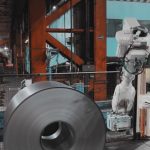 Automatisiertes Schweißen und Signieren von Coilaugen – mit einer ABB-Roboterzelle von momac Robotics. Die kompakte, kamerageführte Widerstandsschweißtechnik setzt präzise Schweißpunkte selbst bei einragender Coilschleppe und verhindert zuverlässig das Aufziehen der Coilenden bei „eye to sky“-Handhabung. Gleichzeitig markiert das System die Coils dauerhaft mit hitzebeständiger Farbe und prüft jede Signatur automatisch. Automated welding and marking of coil eyes – using an ABB robot cell from momac Robotics. The compact, camera-guided resistance welding system applies precise weld spots even when a trailing strip protrudes into the coil eye and reliably prevents coil ends from lifting during eye-to-sky handling. At the