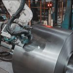 Automatisiertes Schweißen und Signieren von Coilaugen – mit einer ABB-Roboterzelle von momac Robotics. Die kompakte, kamerageführte Widerstandsschweißtechnik setzt präzise Schweißpunkte selbst bei einragender Coilschleppe und verhindert zuverlässig das Aufziehen der Coilenden bei „eye to sky“-Handhabung. Gleichzeitig markiert das System die Coils dauerhaft mit hitzebeständiger Farbe und prüft jede Signatur automatisch. Automated welding and marking of coil eyes – using an ABB robot cell from momac Robotics. The compact, camera-guided resistance welding system applies precise weld spots even when a trailing strip protrudes into the coil eye and reliably prevents coil ends from lifting during eye-to-sky handling. At the