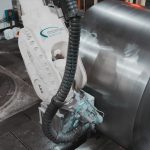 Automatisiertes Schweißen und Signieren von Coilaugen – mit einer ABB-Roboterzelle von momac Robotics. Die kompakte, kamerageführte Widerstandsschweißtechnik setzt präzise Schweißpunkte selbst bei einragender Coilschleppe und verhindert zuverlässig das Aufziehen der Coilenden bei „eye to sky“-Handhabung. Gleichzeitig markiert das System die Coils dauerhaft mit hitzebeständiger Farbe und prüft jede Signatur automatisch. Automated welding and marking of coil eyes – using an ABB robot cell from momac Robotics. The compact, camera-guided resistance welding system applies precise weld spots even when a trailing strip protrudes into the coil eye and reliably prevents coil ends from lifting during eye-to-sky handling. At the