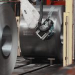 Automatisiertes Schweißen und Signieren von Coilaugen – mit einer ABB-Roboterzelle von momac Robotics. Die kompakte, kamerageführte Widerstandsschweißtechnik setzt präzise Schweißpunkte selbst bei einragender Coilschleppe und verhindert zuverlässig das Aufziehen der Coilenden bei „eye to sky“-Handhabung. Gleichzeitig markiert das System die Coils dauerhaft mit hitzebeständiger Farbe und prüft jede Signatur automatisch. Automated welding and marking of coil eyes – using an ABB robot cell from momac Robotics. The compact, camera-guided resistance welding system applies precise weld spots even when a trailing strip protrudes into the coil eye and reliably prevents coil ends from lifting during eye-to-sky handling. At the