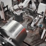 Automatisiertes Schweißen und Signieren von Coilaugen – mit einer ABB-Roboterzelle von momac Robotics. Die kompakte, kamerageführte Widerstandsschweißtechnik setzt präzise Schweißpunkte selbst bei einragender Coilschleppe und verhindert zuverlässig das Aufziehen der Coilenden bei „eye to sky“-Handhabung. Gleichzeitig markiert das System die Coils dauerhaft mit hitzebeständiger Farbe und prüft jede Signatur automatisch. Automated welding and marking of coil eyes – using an ABB robot cell from momac Robotics. The compact, camera-guided resistance welding system applies precise weld spots even when a trailing strip protrudes into the coil eye and reliably prevents coil ends from lifting during eye-to-sky handling. At the