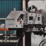 Automatisiertes Schweißen und Signieren von Coilaugen – mit einer ABB-Roboterzelle von momac Robotics. Die kompakte, kamerageführte Widerstandsschweißtechnik setzt präzise Schweißpunkte selbst bei einragender Coilschleppe und verhindert zuverlässig das Aufziehen der Coilenden bei „eye to sky“-Handhabung. Gleichzeitig markiert das System die Coils dauerhaft mit hitzebeständiger Farbe und prüft jede Signatur automatisch. Automated welding and marking of coil eyes – using an ABB robot cell from momac Robotics. The compact, camera-guided resistance welding system applies precise weld spots even when a trailing strip protrudes into the coil eye and reliably prevents coil ends from lifting during eye-to-sky handling. At the