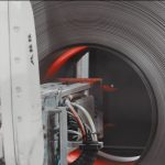 Automatisiertes Schweißen und Signieren von Coilaugen – mit einer ABB-Roboterzelle von momac Robotics. Die kompakte, kamerageführte Widerstandsschweißtechnik setzt präzise Schweißpunkte selbst bei einragender Coilschleppe und verhindert zuverlässig das Aufziehen der Coilenden bei „eye to sky“-Handhabung. Gleichzeitig markiert das System die Coils dauerhaft mit hitzebeständiger Farbe und prüft jede Signatur automatisch. Automated welding and marking of coil eyes – using an ABB robot cell from momac Robotics. The compact, camera-guided resistance welding system applies precise weld spots even when a trailing strip protrudes into the coil eye and reliably prevents coil ends from lifting during eye-to-sky handling. At the