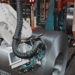 Automatisiertes Schweißen und Signieren von Coilaugen – mit einer ABB-Roboterzelle von momac Robotics. Die kompakte, kamerageführte Widerstandsschweißtechnik setzt präzise Schweißpunkte selbst bei einragender Coilschleppe und verhindert zuverlässig das Aufziehen der Coilenden bei „eye to sky“-Handhabung. Gleichzeitig markiert das System die Coils dauerhaft mit hitzebeständiger Farbe und prüft jede Signatur automatisch. Automated welding and marking of coil eyes – using an ABB robot cell from momac Robotics. The compact, camera-guided resistance welding system applies precise weld spots even when a trailing strip protrudes into the coil eye and reliably prevents coil ends from lifting during eye-to-sky handling. At the