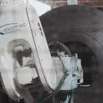 Automatisiertes Schweißen und Signieren von Coilaugen – mit einer ABB-Roboterzelle von momac Robotics. Die kompakte, kamerageführte Widerstandsschweißtechnik setzt präzise Schweißpunkte selbst bei einragender Coilschleppe und verhindert zuverlässig das Aufziehen der Coilenden bei „eye to sky“-Handhabung. Gleichzeitig markiert das System die Coils dauerhaft mit hitzebeständiger Farbe und prüft jede Signatur automatisch. Automated welding and marking of coil eyes – using an ABB robot cell from momac Robotics. The compact, camera-guided resistance welding system applies precise weld spots even when a trailing strip protrudes into the coil eye and reliably prevents coil ends from lifting during eye-to-sky handling. At the momac Robotics. The compact, camera-guided resistance welding system applies precise weld spots even when a trailing strip protrudes into the coil eye and reliably prevents coil ends from lifting during eye-to-sky handling. At the