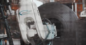 Automatisiertes Schweißen und Signieren von Coilaugen – mit einer ABB-Roboterzelle von momac Robotics. Die kompakte, kamerageführte Widerstandsschweißtechnik setzt präzise Schweißpunkte selbst bei einragender Coilschleppe und verhindert zuverlässig das Aufziehen der Coilenden bei „eye to sky“-Handhabung. Gleichzeitig markiert das System die Coils dauerhaft mit hitzebeständiger Farbe und prüft jede Signatur automatisch. Automated welding and marking of coil eyes – using an ABB robot cell from momac Robotics. The compact, camera-guided resistance welding system applies precise weld spots even when a trailing strip protrudes into the coil eye and reliably prevents coil ends from lifting during eye-to-sky handling. At the momac Robotics. The compact, camera-guided resistance welding system applies precise weld spots even when a trailing strip protrudes into the coil eye and reliably prevents coil ends from lifting during eye-to-sky handling. At the