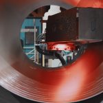 Automatisiertes Schweißen und Signieren von Coilaugen – mit einer ABB-Roboterzelle von momac Robotics. Die kompakte, kamerageführte Widerstandsschweißtechnik setzt präzise Schweißpunkte selbst bei einragender Coilschleppe und verhindert zuverlässig das Aufziehen der Coilenden bei „eye to sky“-Handhabung. Gleichzeitig markiert das System die Coils dauerhaft mit hitzebeständiger Farbe und prüft jede Signatur automatisch. Automated welding and marking of coil eyes – using an ABB robot cell from momac Robotics. The compact, camera-guided resistance welding system applies precise weld spots even when a trailing strip protrudes into the coil eye and reliably prevents coil ends from lifting during eye-to-sky handling. At the